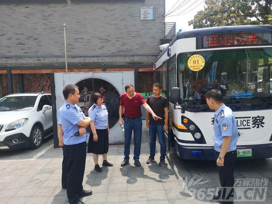 便民保安“利器”！合肥老報館特色酒吧一條街移動警務室正式啟用(圖4)