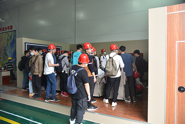 產(chǎn)學(xué)研融通發(fā)展——河南工業(yè)大學(xué)師生一行蒞臨森源鴻馬參觀交流(圖5) 產(chǎn)學(xué)研融通發(fā)展——河南工業(yè)大學(xué)師生一行蒞臨森源鴻馬參觀交流(圖5)