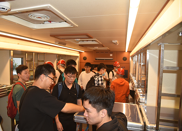 產(chǎn)學(xué)研融通發(fā)展——河南工業(yè)大學(xué)師生一行蒞臨森源鴻馬參觀交流(圖6) 產(chǎn)學(xué)研融通發(fā)展——河南工業(yè)大學(xué)師生一行蒞臨森源鴻馬參觀交流(圖6)