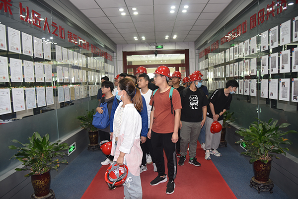 產(chǎn)學(xué)研融通發(fā)展——河南工業(yè)大學(xué)師生一行蒞臨森源鴻馬參觀交流(圖13) 產(chǎn)學(xué)研融通發(fā)展——河南工業(yè)大學(xué)師生一行蒞臨森源鴻馬參觀交流(圖13)