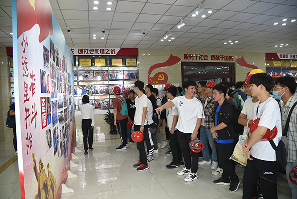 產(chǎn)學(xué)研融通發(fā)展——河南工業(yè)大學(xué)師生一行蒞臨森源鴻馬參觀交流(圖12) 產(chǎn)學(xué)研融通發(fā)展——河南工業(yè)大學(xué)師生一行蒞臨森源鴻馬參觀交流(圖12)