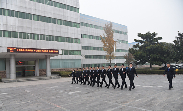 公司是船 我是船員 齊心協(xié)力 同舟共濟(jì)——森源鴻馬召開(kāi)決戰(zhàn)30天動(dòng)員會(huì)(圖8) 公司是船 我是船員 齊心協(xié)力 同舟共濟(jì)——森源鴻馬召開(kāi)決戰(zhàn)30天動(dòng)員會(huì)(圖8)