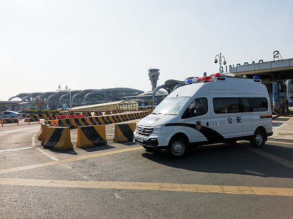 山東通信指揮車上崗執(zhí)勤(圖1) 山東通信指揮車上崗執(zhí)勤(圖1)