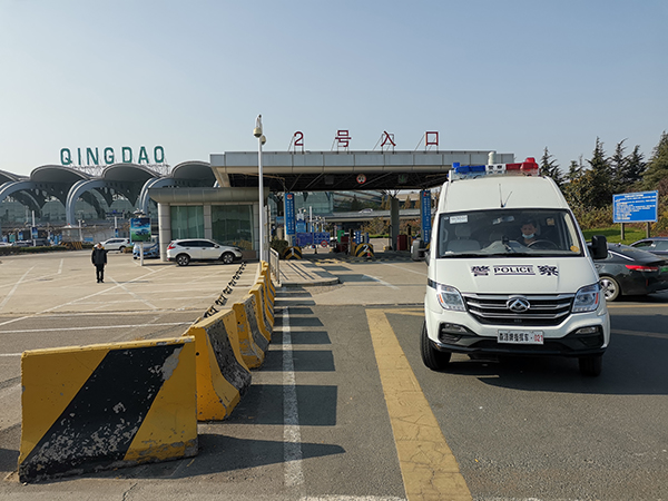 山東通信指揮車上崗執(zhí)勤(圖2) 山東通信指揮車上崗執(zhí)勤(圖2)