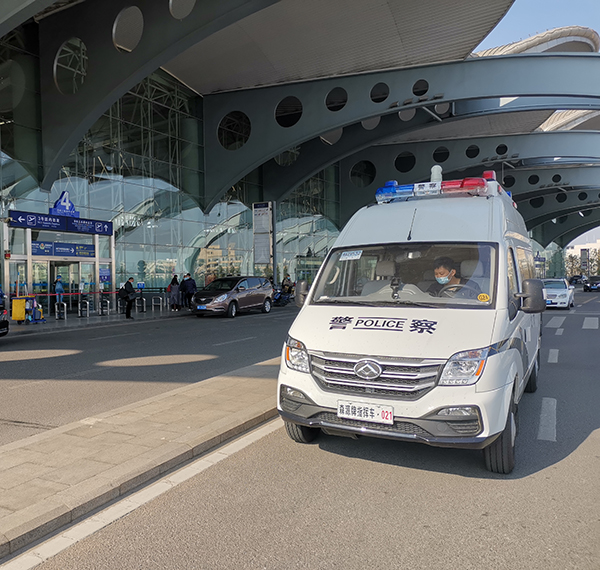 山東通信指揮車上崗執(zhí)勤(圖3) 山東通信指揮車上崗執(zhí)勤(圖3)