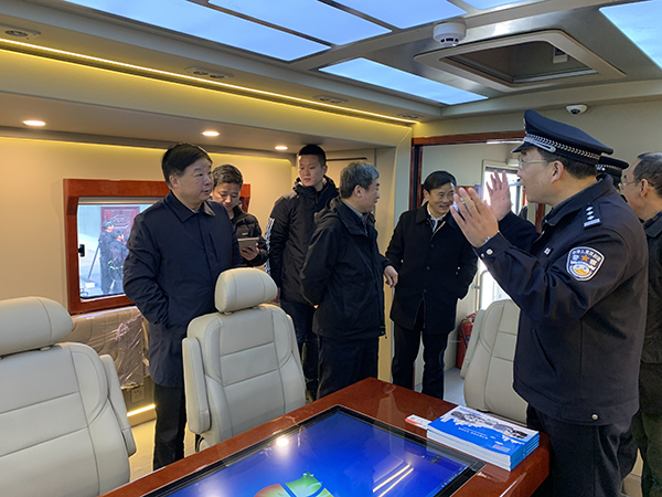 淮北市舉行警務(wù)實(shí)戰(zhàn)演練 黃曉武現(xiàn)場觀摩(圖4) 淮北市舉行警務(wù)實(shí)戰(zhàn)演練 黃曉武現(xiàn)場觀摩(圖4)
