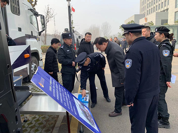 淮北市舉行警務(wù)實(shí)戰(zhàn)演練 黃曉武現(xiàn)場觀摩(圖2) 淮北市舉行警務(wù)實(shí)戰(zhàn)演練 黃曉武現(xiàn)場觀摩(圖2)