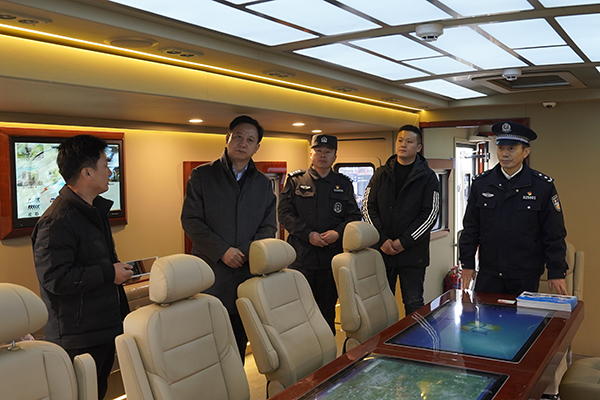 淮北市舉行警務(wù)實(shí)戰(zhàn)演練 黃曉武現(xiàn)場觀摩(圖1) 淮北市舉行警務(wù)實(shí)戰(zhàn)演練 黃曉武現(xiàn)場觀摩(圖1)