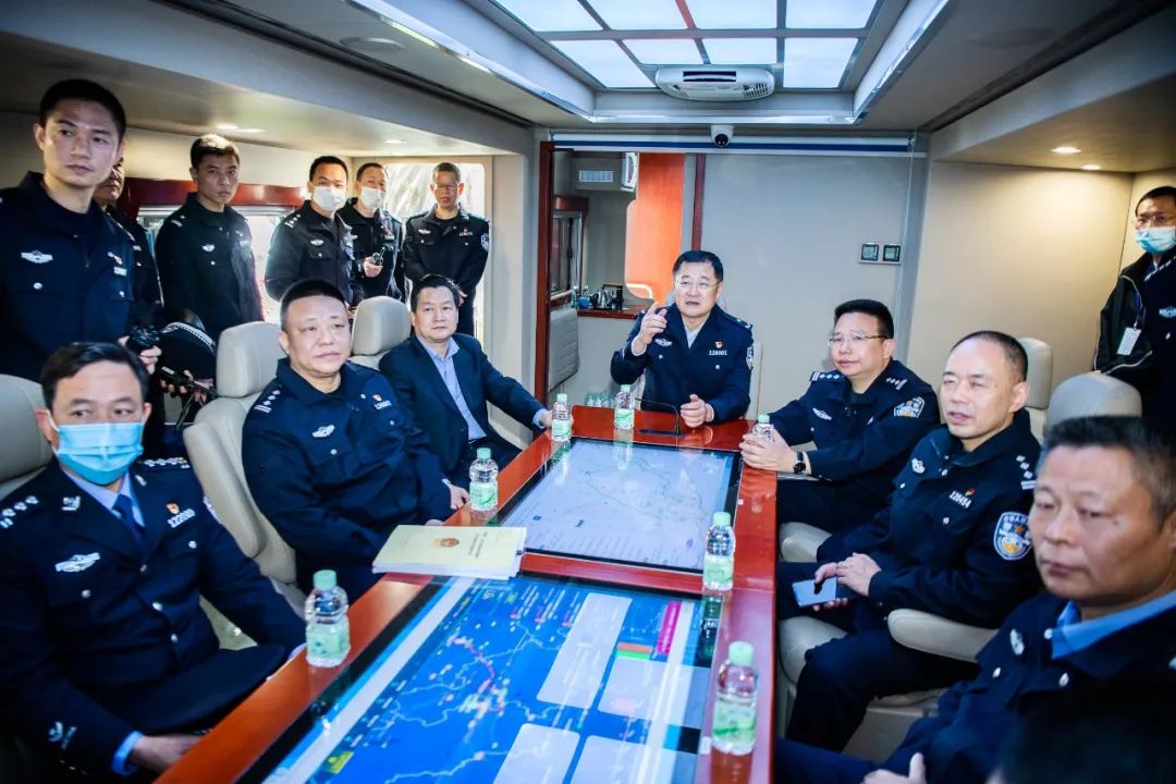 平安梅州||寧惠軍檢查“梅馬”安保工作 確保賽事安全有序進(jìn)行(圖1) 平安梅州||寧惠軍檢查“梅馬”安保工作 確保賽事安全有序進(jìn)行(圖1)