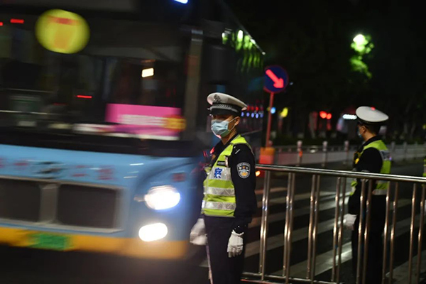 最早“開跑”，最晚收兵，他們沒有比賽成績，卻成為美麗“警”色(圖8)
