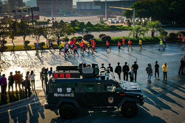 最早“開跑”，最晚收兵，他們沒有比賽成績，卻成為美麗“警”色(圖10)