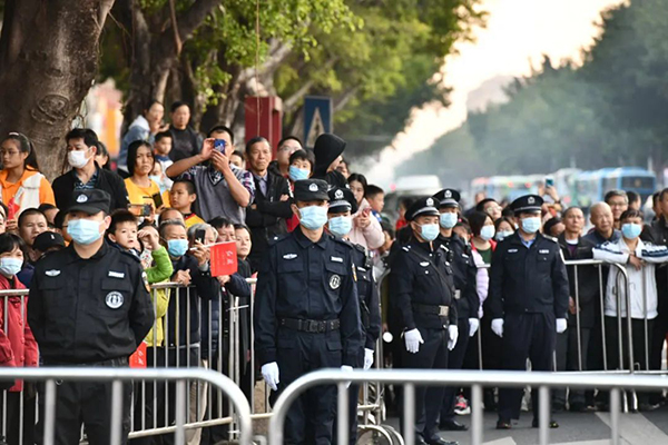 最早“開跑”，最晚收兵，他們沒有比賽成績，卻成為美麗“警”色(圖11)