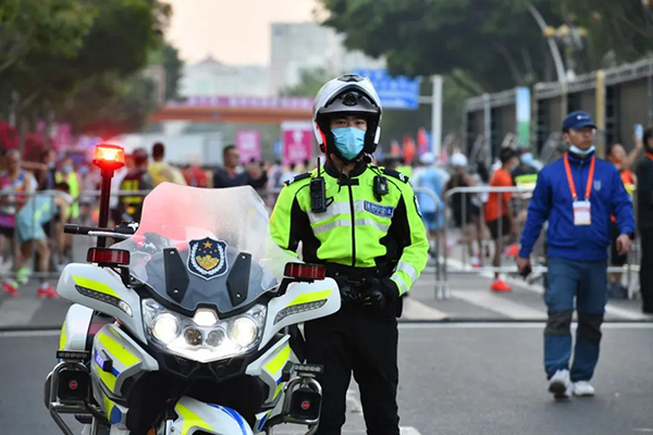 最早“開跑”，最晚收兵，他們沒有比賽成績，卻成為美麗“警”色(圖13)