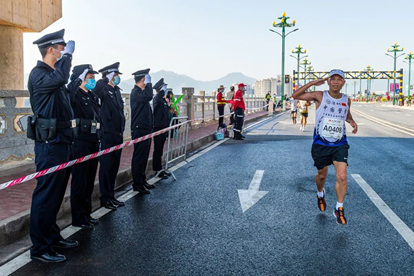 最早“開跑”，最晚收兵，他們沒有比賽成績，卻成為美麗“警”色(圖18)