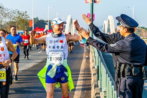 最早“開跑”，最晚收兵，他們沒有比賽成績，卻成為美麗“警”色(圖17)