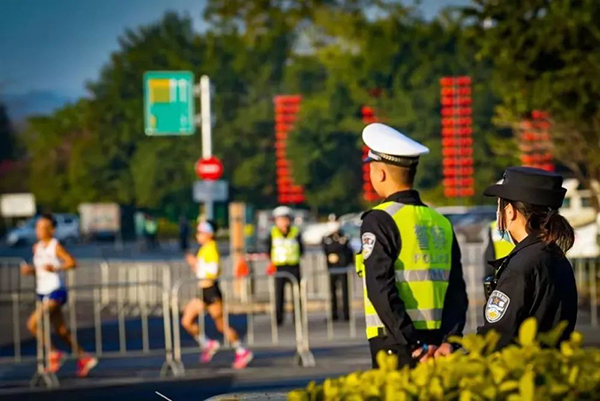 最早“開跑”，最晚收兵，他們沒有比賽成績，卻成為美麗“警”色(圖22)