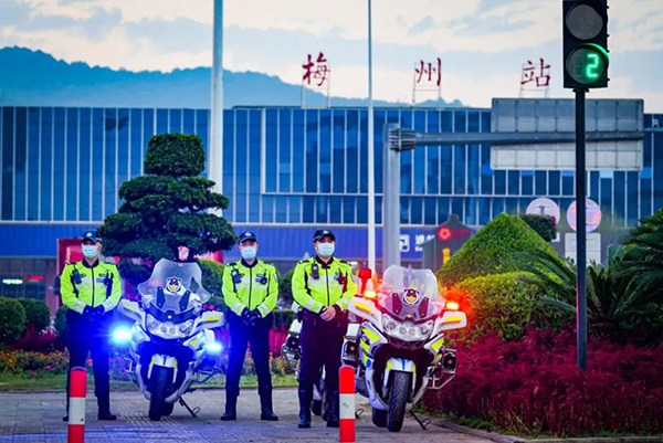 最早“開跑”，最晚收兵，他們沒有比賽成績，卻成為美麗“警”色(圖24)