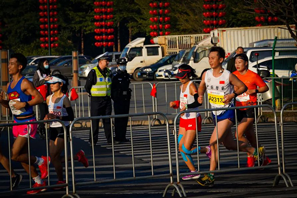 最早“開跑”，最晚收兵，他們沒有比賽成績，卻成為美麗“警”色(圖23)