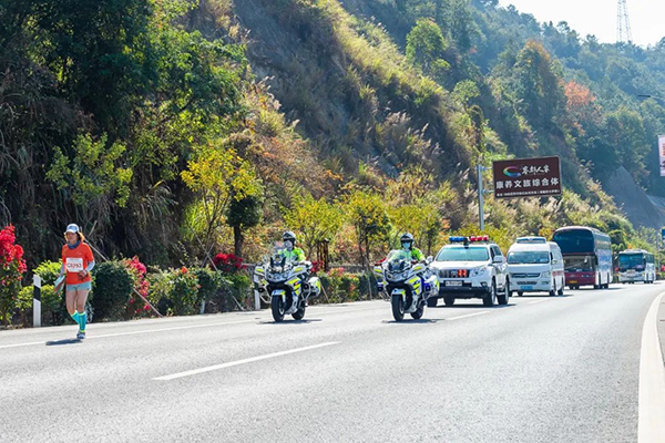 最早“開跑”，最晚收兵，他們沒有比賽成績，卻成為美麗“警”色(圖25)