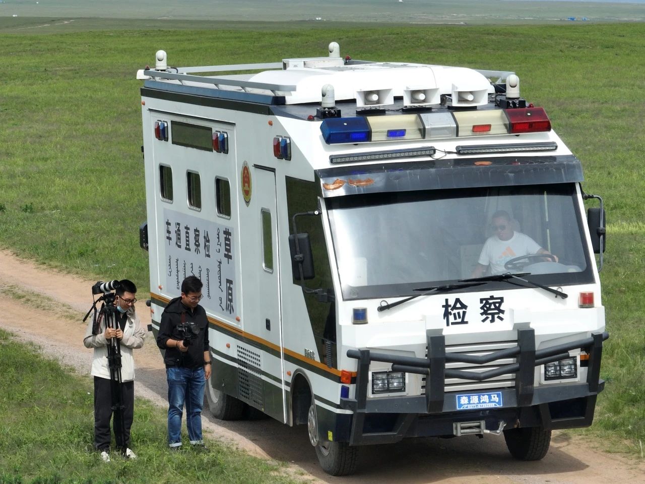 草原檢察直通車(chē)助力檢察官在草原上傳播法治正能量(圖4)