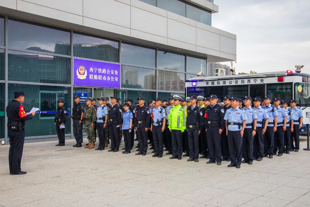 移動(dòng)警務(wù)室“站崗執(zhí)勤”助力西寧鐵路公安處開展夏夜治安巡查宣防集中統(tǒng)一行動(dòng)(圖6)