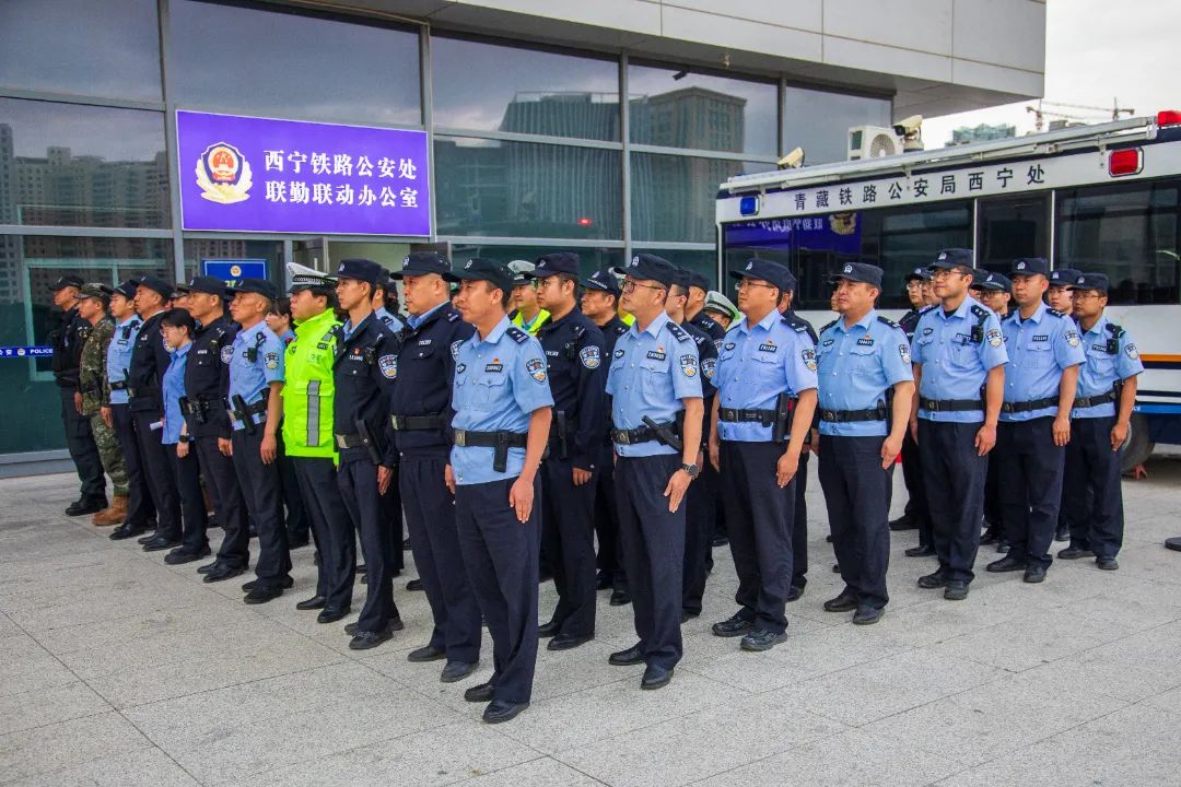 移動(dòng)警務(wù)室“站崗執(zhí)勤”助力西寧鐵路公安處開展夏夜治安巡查宣防集中統(tǒng)一行動(dòng)(圖4)