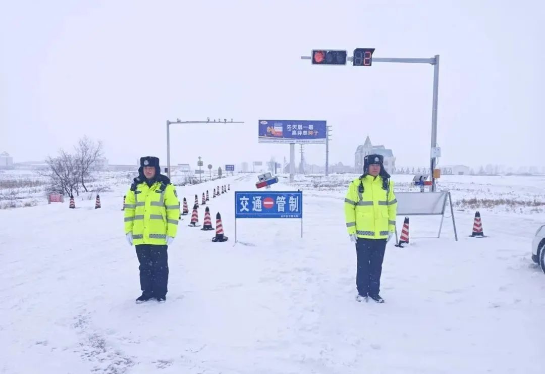 一城風雪 全程守護！黑河公安戰(zhàn)冰雪、保暢通 全力守護“平安路”(圖2)