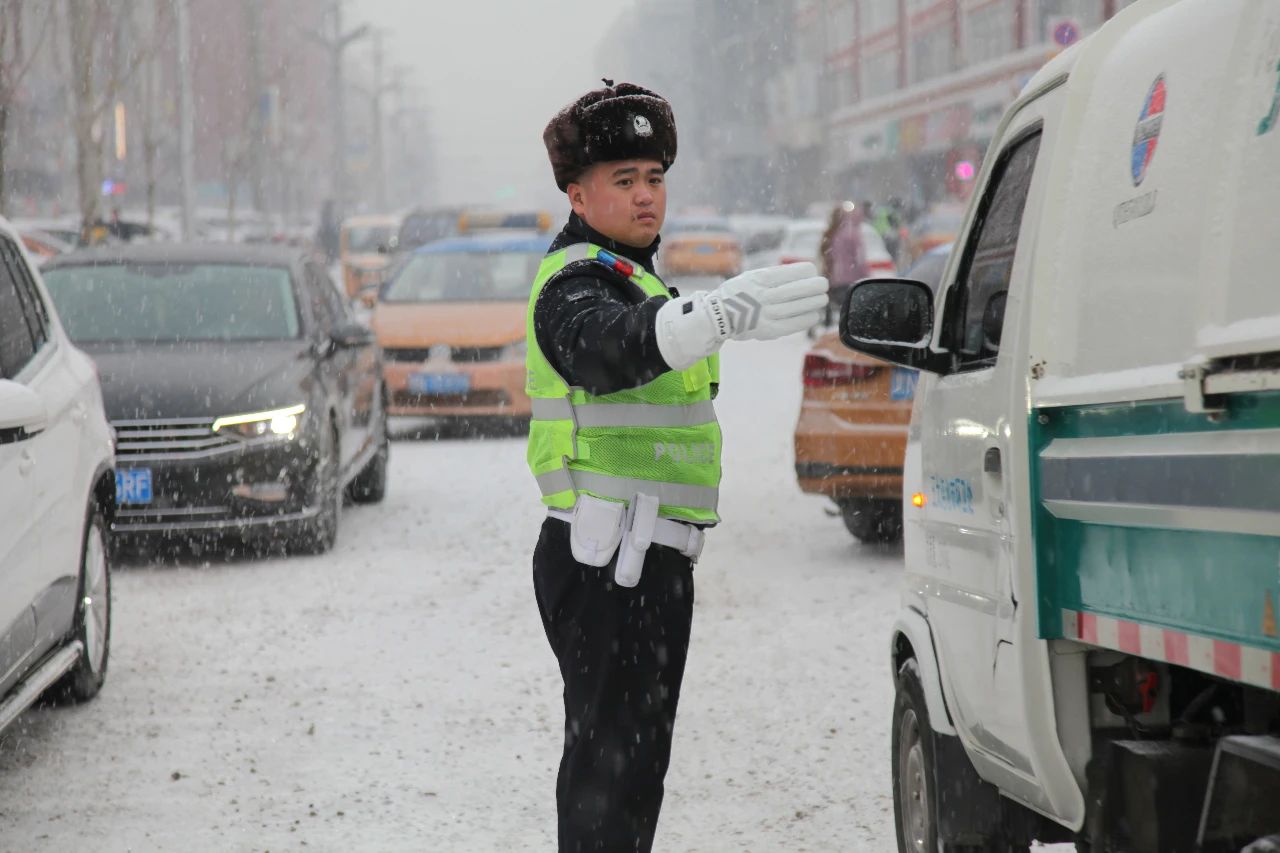 一城風雪 全程守護！黑河公安戰(zhàn)冰雪、保暢通 全力守護“平安路”(圖3)
