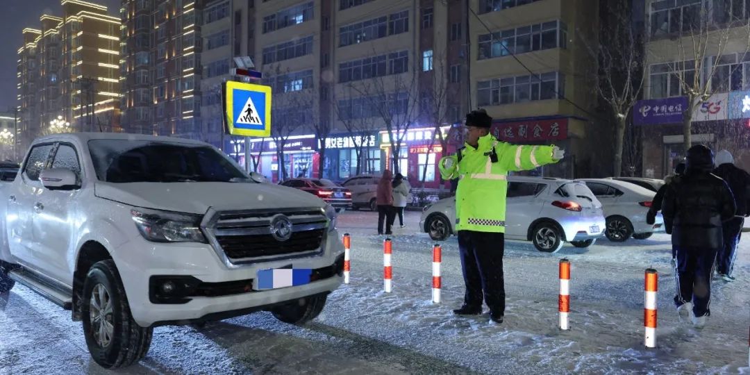 一城風雪 全程守護！黑河公安戰(zhàn)冰雪、保暢通 全力守護“平安路”(圖4)