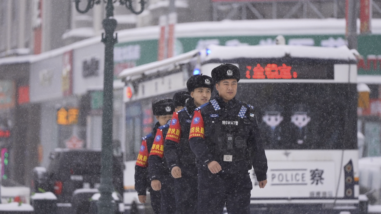 一城風雪 全程守護！黑河公安戰(zhàn)冰雪、保暢通 全力守護“平安路”(圖1)