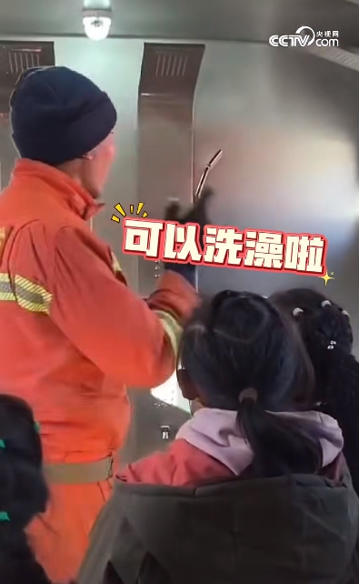 森源鴻馬移動淋浴車開進定日縣，溫暖災區(qū)小朋友(圖4)