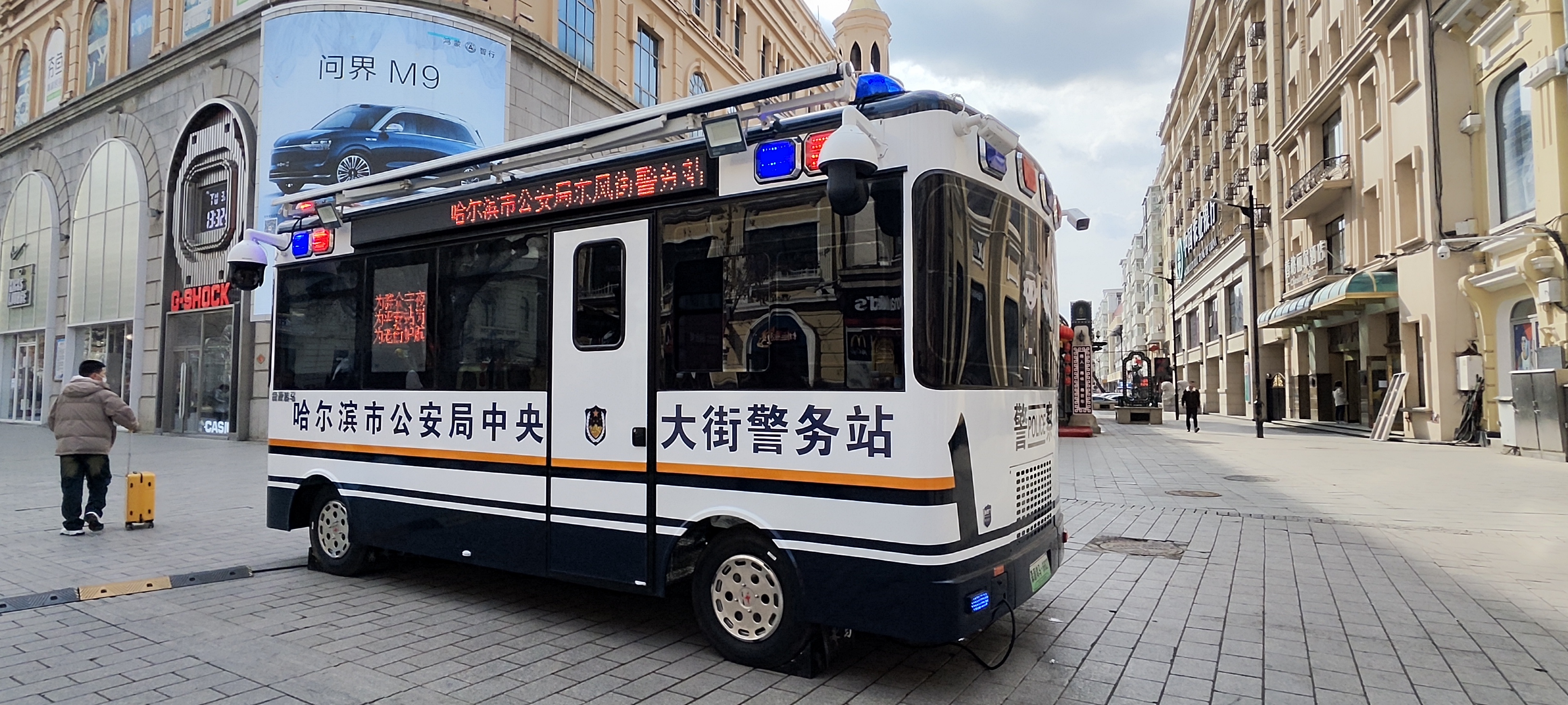 警務(wù)前移 觸角前伸 —— 移動警務(wù)室以 “警” 護春色，用 “心” 筑平安(圖1)