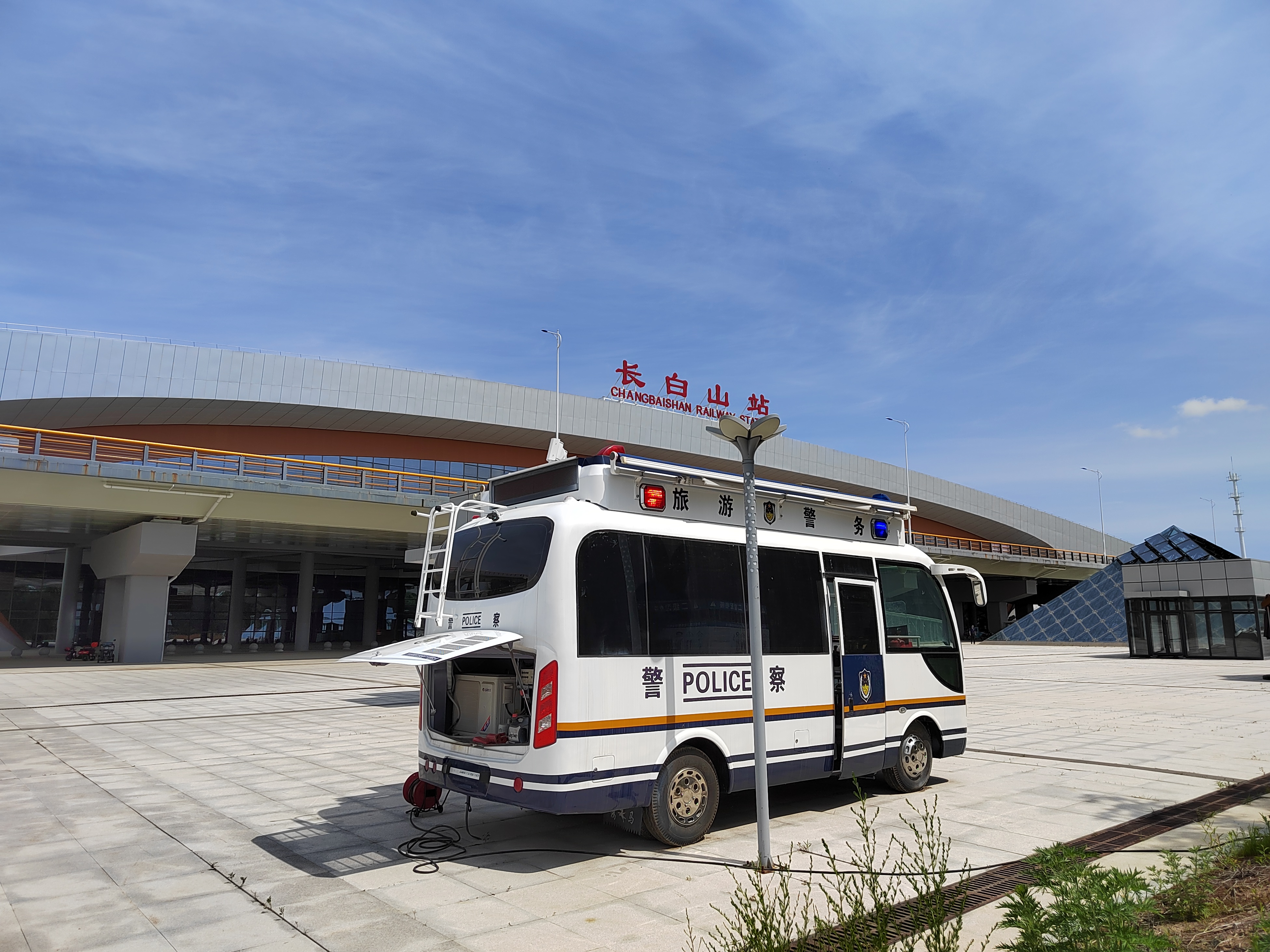 警務(wù)前移 觸角前伸 —— 移動警務(wù)室以 “警” 護春色，用 “心” 筑平安(圖5)