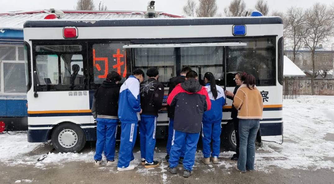 森源鴻馬移動(dòng)警務(wù)車進(jìn)校園 “一車四服務(wù)”開啟警務(wù)新時(shí)代(圖1)