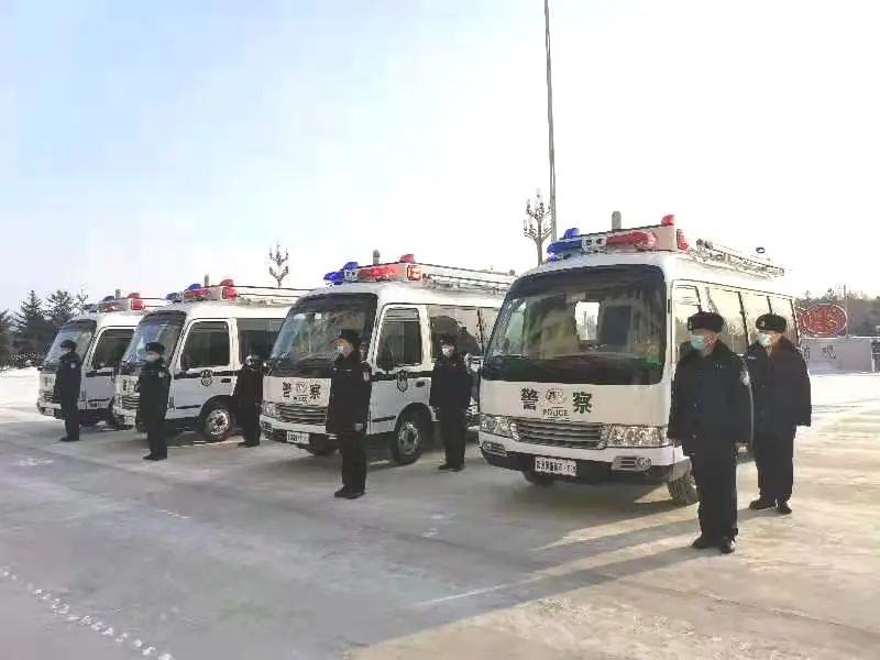 黑龍江大興安嶺公安局舉行“警民直通車”交接儀式(圖1) 黑龍江大興安嶺公安局舉行“警民直通車”交接儀式(圖1)