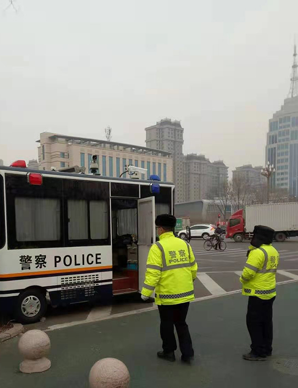 河北遷安市移動警務(wù)室上崗執(zhí)勤||援防疫管控第一線(圖3)