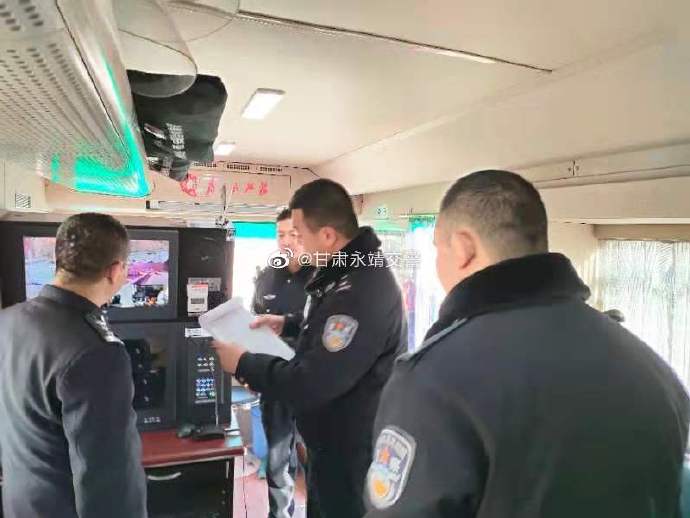 甘肅永靖交警 “移動(dòng)警務(wù)室”來(lái)啦!(圖4) 甘肅永靖交警 “移動(dòng)警務(wù)室”來(lái)啦!(圖4)