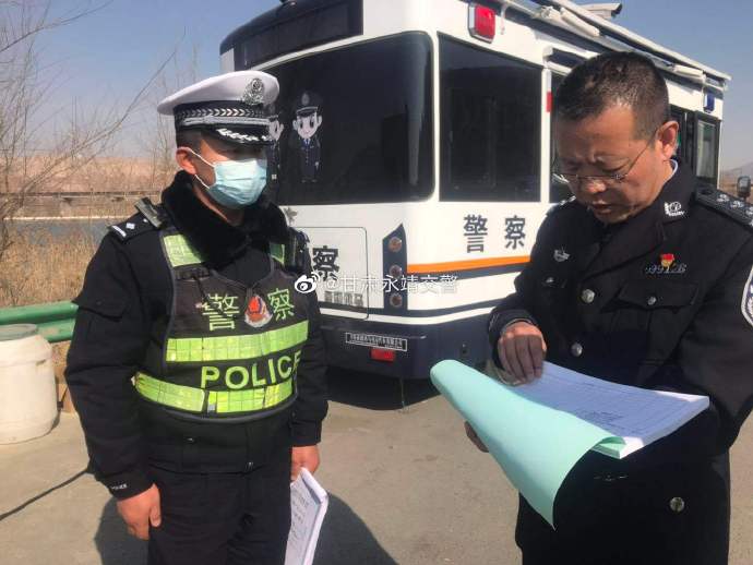 甘肅永靖交警 “移動(dòng)警務(wù)室”來(lái)啦!(圖3) 甘肅永靖交警 “移動(dòng)警務(wù)室”來(lái)啦!(圖3)