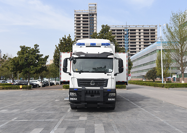 森源鴻馬醫(yī)療宿營(yíng)車——移動(dòng)的多功能宿舍(圖1) 森源鴻馬醫(yī)療宿營(yíng)車——移動(dòng)的多功能宿舍(圖1)