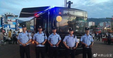 移動警務(wù)室科技強(qiáng)警 服務(wù)群眾“最后一公里”(圖2) 移動警務(wù)室科技強(qiáng)警 服務(wù)群眾“最后一公里”(圖2)