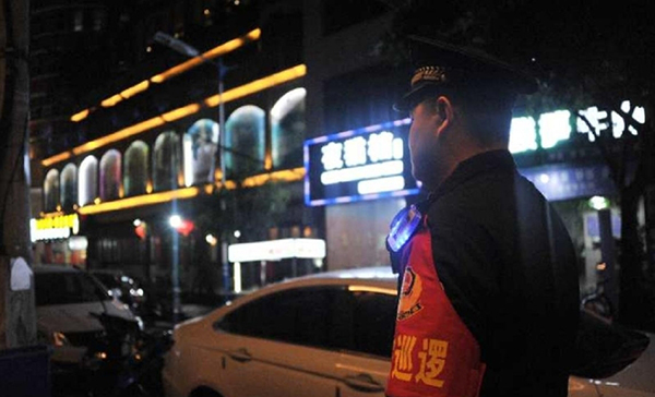 貴州黔西南州“夜間警務(wù)”護(hù)航“夜間經(jīng)濟(jì)”(圖1) 貴州黔西南州“夜間警務(wù)”護(hù)航“夜間經(jīng)濟(jì)”(圖1)