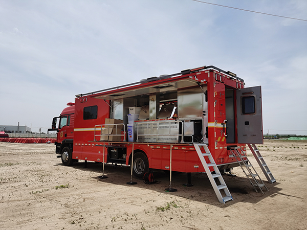 甘肅慶陽市飲食保障車催生戰(zhàn)勤保障戰(zhàn)斗力(圖3) 甘肅慶陽市飲食保障車催生戰(zhàn)勤保障戰(zhàn)斗力(圖3)