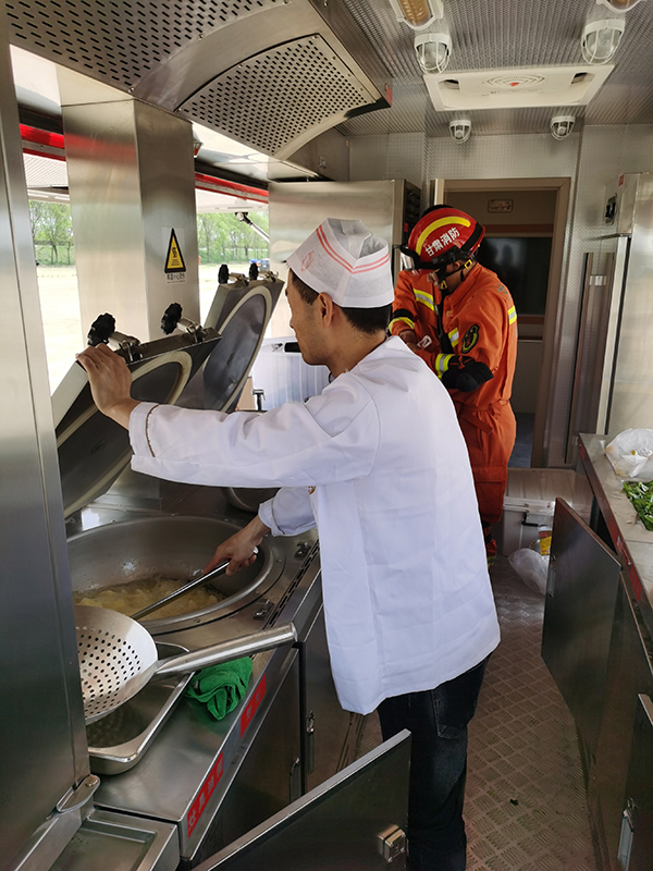甘肅慶陽市飲食保障車催生戰(zhàn)勤保障戰(zhàn)斗力(圖5) 甘肅慶陽市飲食保障車催生戰(zhàn)勤保障戰(zhàn)斗力(圖5)