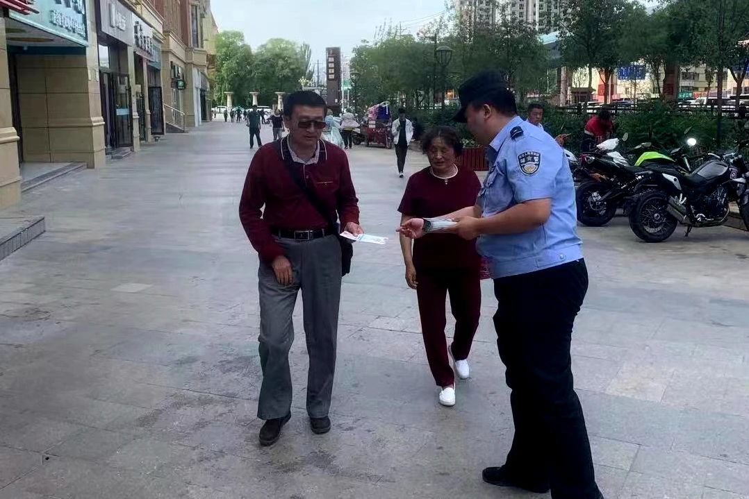 城中公安分局組織開展食品安全宣傳活動(dòng)(圖4) 城中公安分局組織開展食品安全宣傳活動(dòng)(圖4)