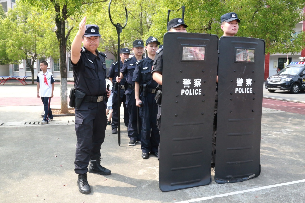 衡陽石鼓分局合江派出所:開展校園反恐防暴演練(圖2) 衡陽石鼓分局合江派出所:開展校園反恐防暴演練(圖2)