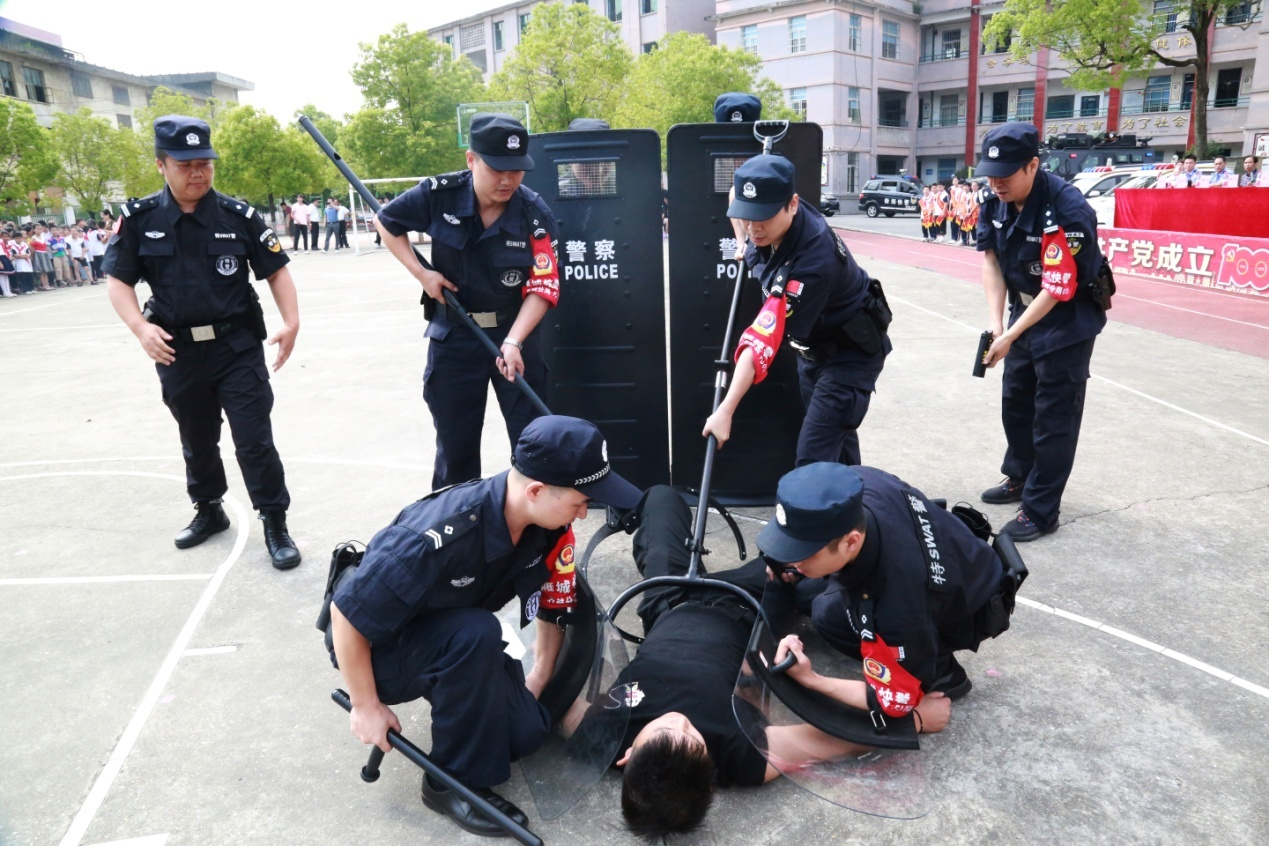 衡陽石鼓分局合江派出所:開展校園反恐防暴演練(圖3) 衡陽石鼓分局合江派出所:開展校園反恐防暴演練(圖3)