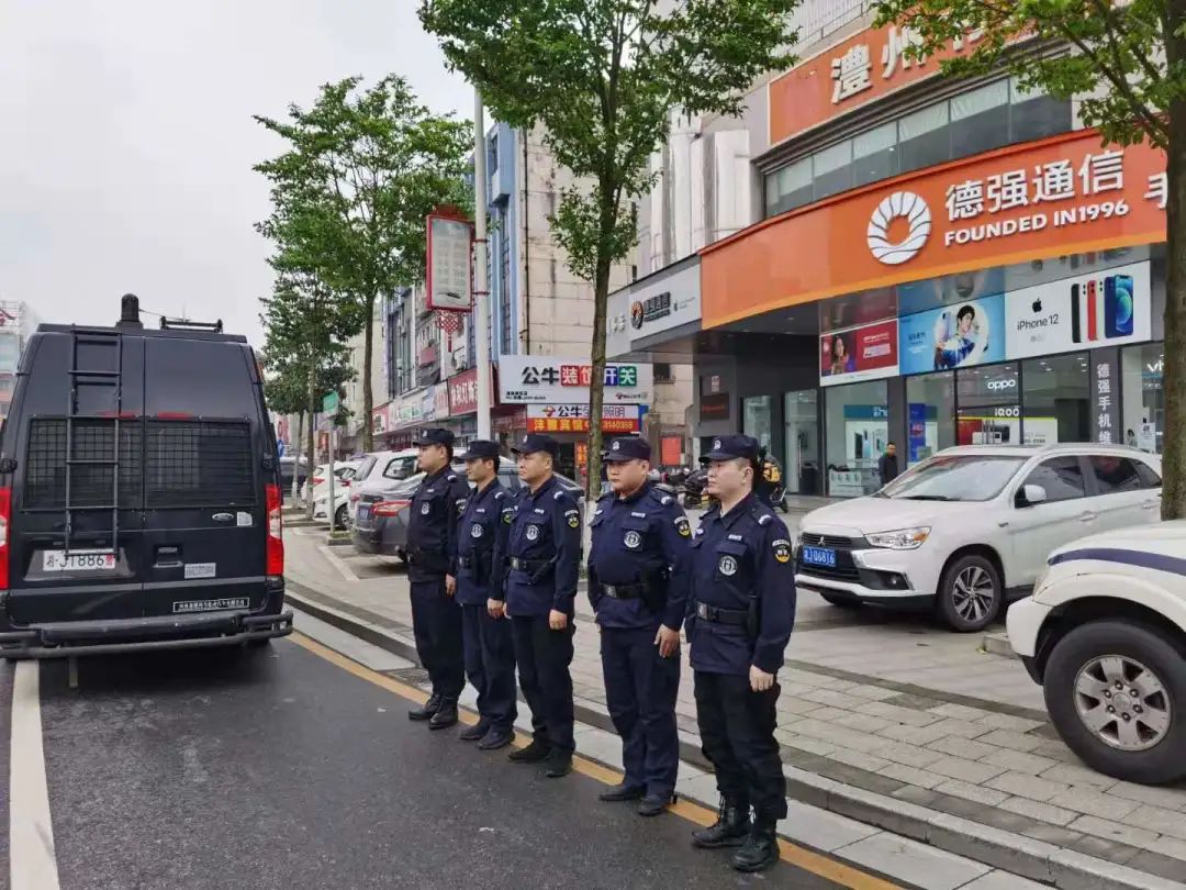 澧縣公安站好“護(hù)學(xué)崗” 撐起校園“平安傘”(圖6) 澧縣公安站好“護(hù)學(xué)崗” 撐起校園“平安傘”(圖6)