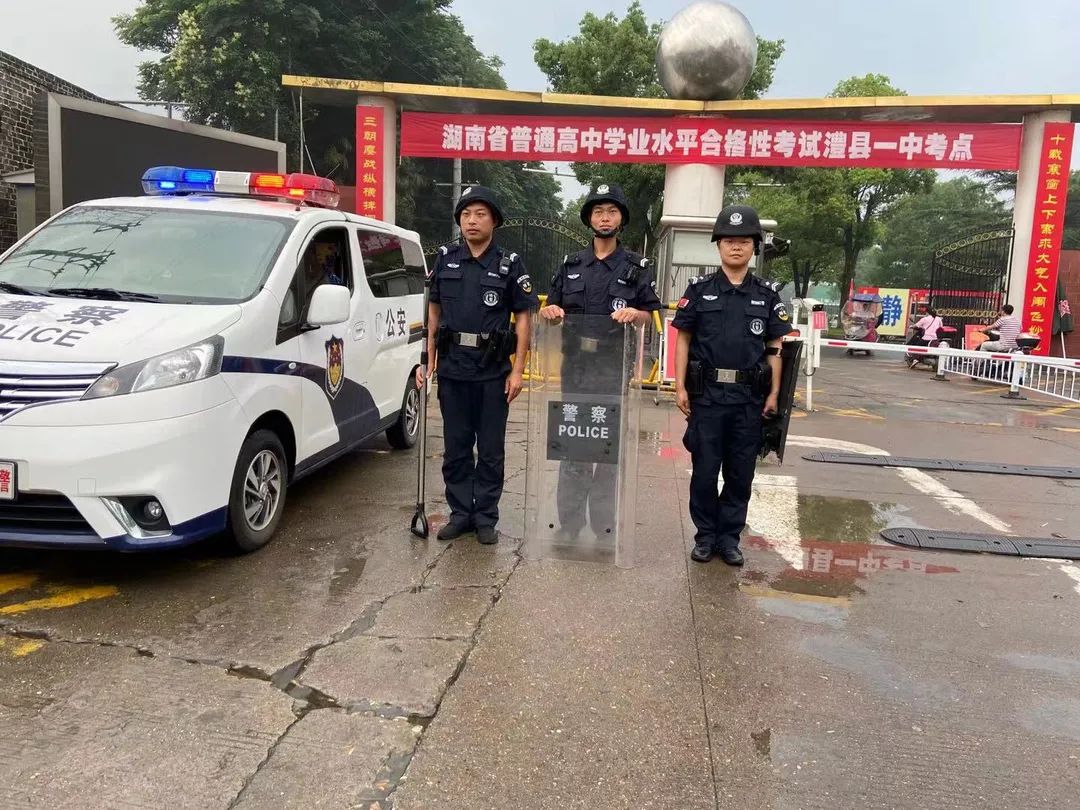 澧縣公安站好“護(hù)學(xué)崗” 撐起校園“平安傘”(圖2) 澧縣公安站好“護(hù)學(xué)崗” 撐起校園“平安傘”(圖2)