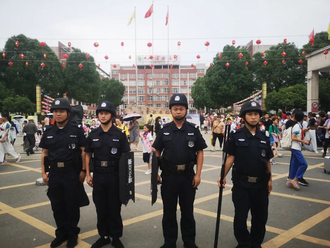 澧縣公安站好“護(hù)學(xué)崗” 撐起校園“平安傘”(圖1) 澧縣公安站好“護(hù)學(xué)崗” 撐起校園“平安傘”(圖1)