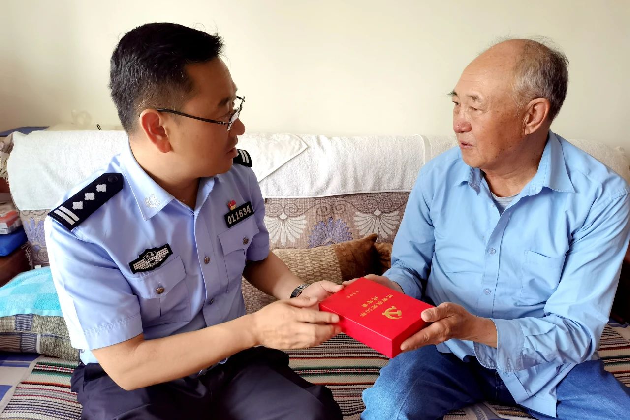 慶祝中國(guó)共產(chǎn)黨成立100周年丨戰(zhàn)時(shí)慰問暖警心，走訪慰問送關(guān)懷(圖5)